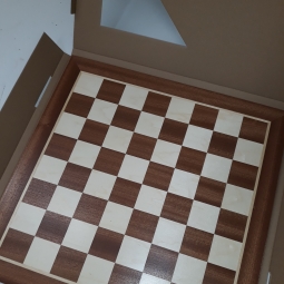 Dwustronna deska: Szachy + 100 polowe warcaby francuskie, (54x54cm), mahoń/jawor (intarsja)