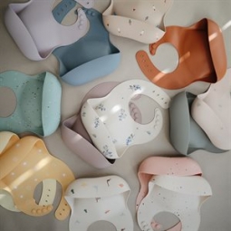 Mushie Śliniak Silikonowy Cambridge Blue